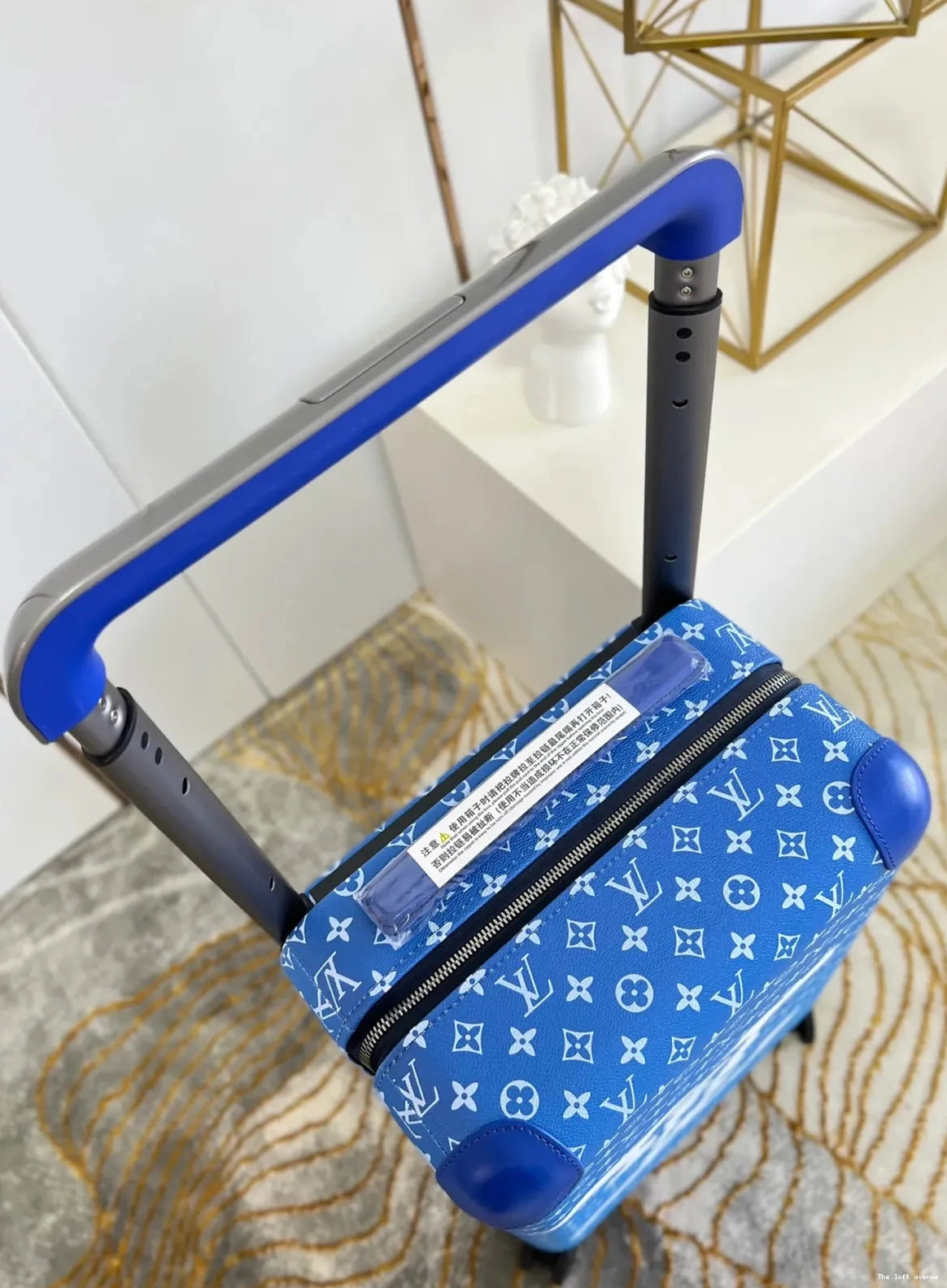 37L CLOUDS 55 SUITCASE HORIZON CABIN CUSTOM 0515